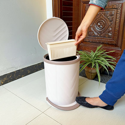 SmartStep Bin – Pedal-Operated Trash Can with Draining Drawer & Detachable Basket